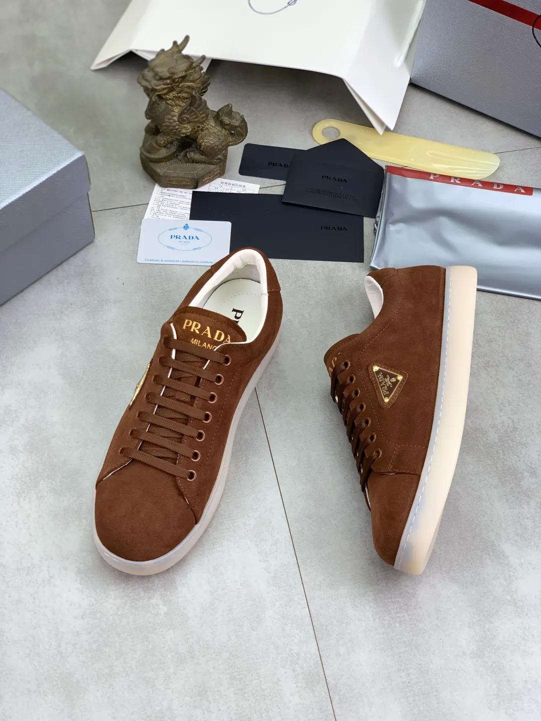 Men's shoes 💰P540💰【New model】The hot model is on the official website, 🆘 The trendy brand (Prada) mainly promotes the hot model, the avant-garde and versatile fashion men's shoes are privately modeled, the cowhide surface is spliced 1:1.. The fashion is simple, the original imported cowhide lining and the cowhide feet; the atmosphere and personality are more fashionable, eye-catching and pursuing class. It will subvert the old idea and be a must-have for fashion trendsetters with you! Must keep it for yourself! Tall and comfortable, large and low, high-end quality workmanship. Size: 38-45; 3️⃣colors available.